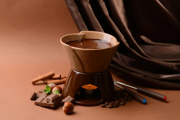 Chocolate fondue with marshmallow candies, on brown background — Stock Photo, Image
