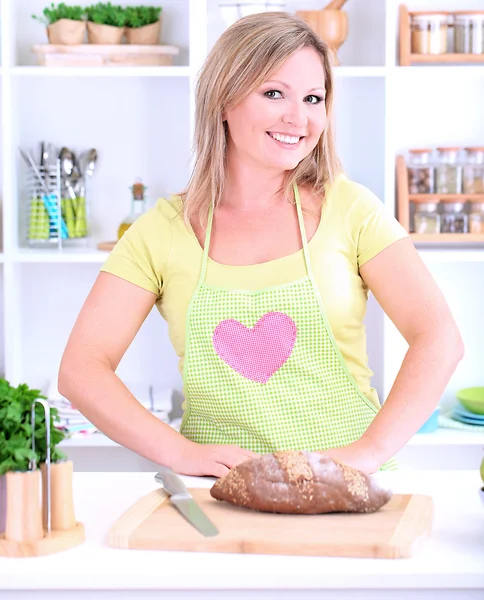 Šťastné usmívající se žena v kuchyni připravovat zdravé jídlo — Stock fotografie