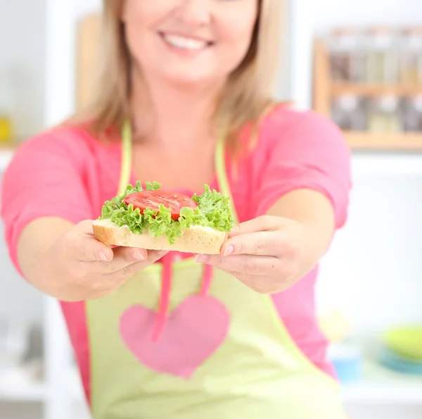 Gelukkig lachende vrouw in keuken bereiden sandwich — Stockfoto