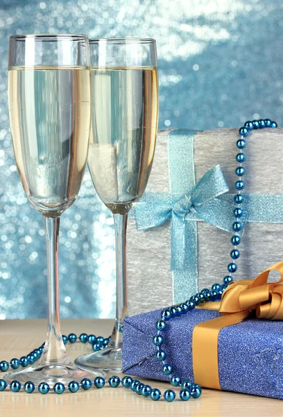Okulary szampana z pudełka na błyszczącym tle — Zdjęcie stockowe