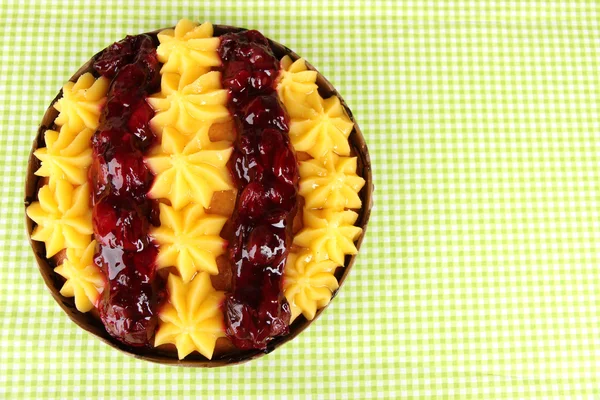 Tasty fruity homemade pie, on tablecloth — Stock Photo, Image