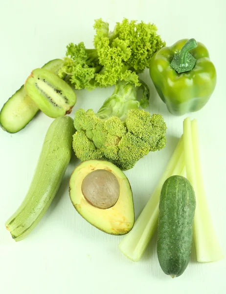 Свежие зеленые овощи и фрукты, на фоне цвета дерева — стоковое фото