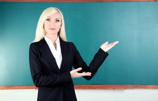 Profesor de escuela cerca de pizarra en el aula — Foto de Stock