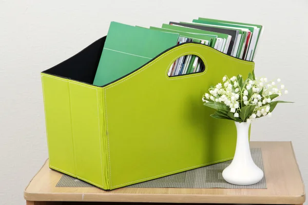 Dergi ve başucundaki odasında yeşil kutusundaki klasörler — Stok fotoğraf
