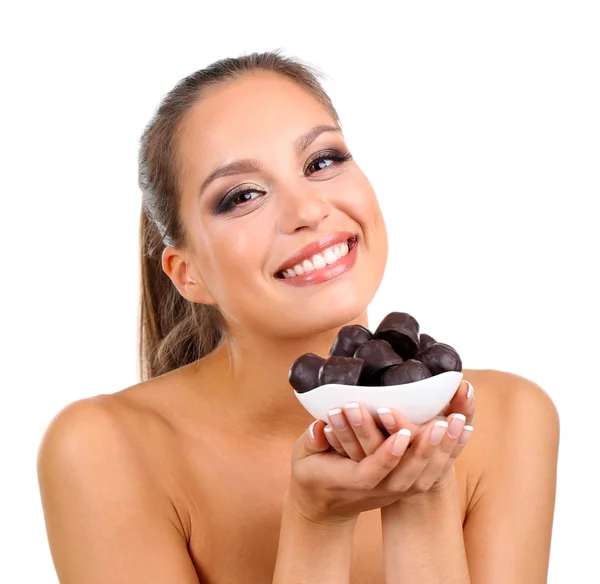 Retrato de una hermosa joven con caramelos de chocolate aislados en blanco — Foto de Stock