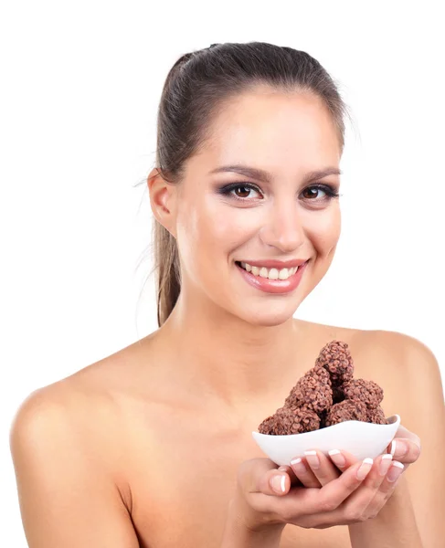 Portret van mooie jonge meisje met chocolade snoepjes geïsoleerd op wit — Stockfoto