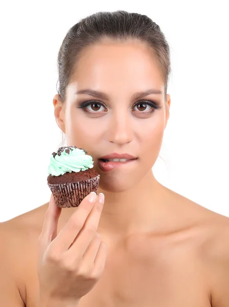 Portrait de belle jeune fille avec cupcake au chocolat isolé sur blanc — Photo