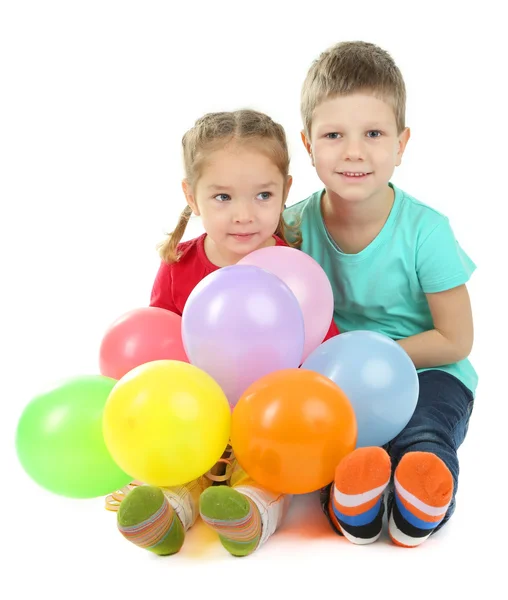 Маленькие дети с красочными шариками, изолированными на белом — стоковое фото