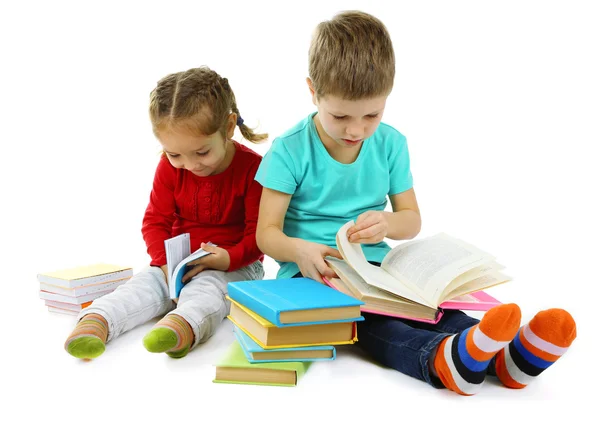 Kleine Kinder mit Büchern isoliert auf weiß — Stockfoto