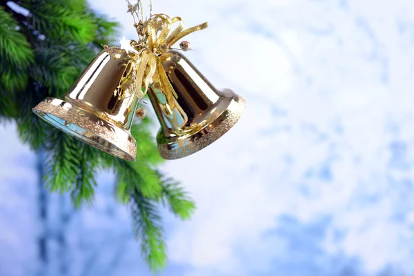 Glocken mit Weihnachtsdekoration auf hellem Hintergrund — Stockfoto