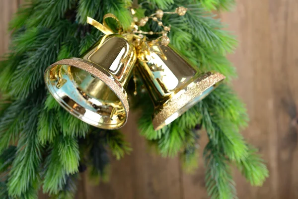 Klokken met Kerstdecoratie op houten achtergrond — Stockfoto