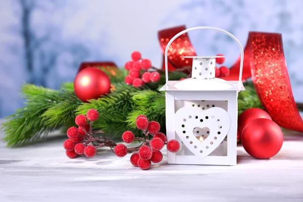 Sammansättning med jul lykta, fir tree och dekorationer på ljus bakgrund — Stockfoto