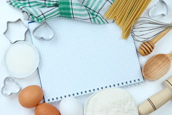 Concepto de cocina. Ingredientes básicos para hornear y herramientas de cocina de cerca — Foto de Stock