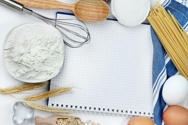 Концепция приготовления пищи. Основные ингредиенты для выпечки и кухонные инструменты — стоковое фото