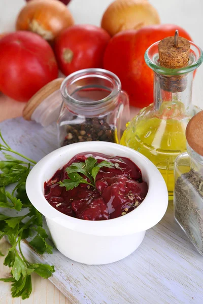 Rå lever i skål med kryddor och kryddor på träbord närbild — Stockfoto