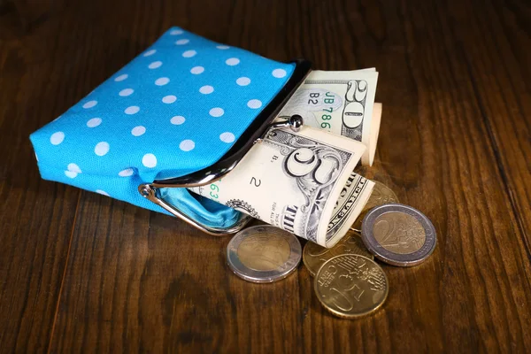 Tablo yakın çekim üzerinde para ile mavi çanta — Stok fotoğraf
