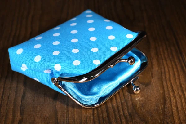 Blaue Handtasche in Großaufnahme auf dem Tisch — Stockfoto