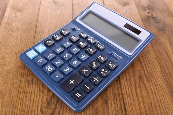 Цифровой калькулятор на столе крупным планом — стоковое фото