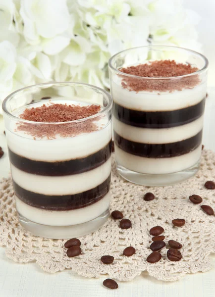 Leckeren Gelee-Kaffee mit Milch auf dem Tisch auf hellem Hintergrund — Stockfoto