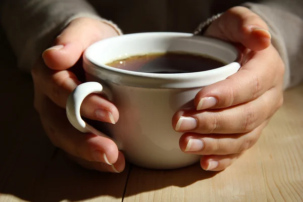 Mãos segurando caneca de bebida quente, close-up — Fotografia de Stock