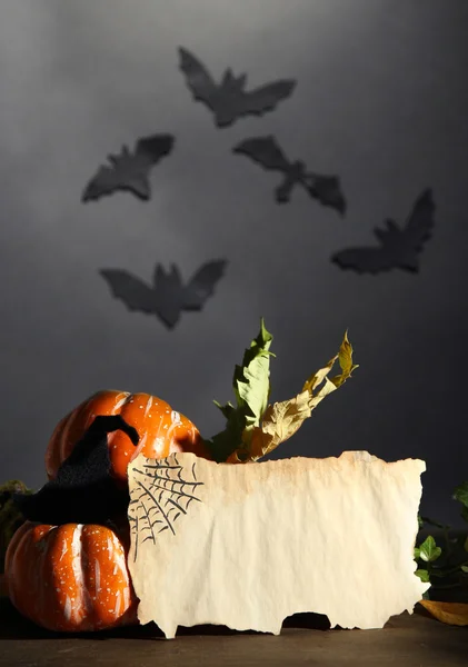 Halloween sammansättning på mörk grå bakgrund — Stockfoto