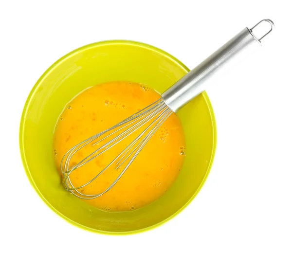 Corolla i złamane jaj w miska na białym tle — Zdjęcie stockowe