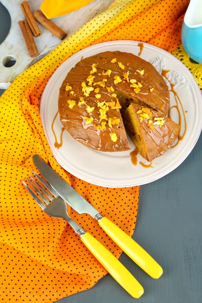 Delicioso pastel de calabaza en el plato en la mesa de madera de cerca — Foto de Stock
