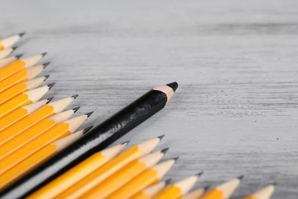 Εορταστικό μολύβι μεταξύ συνηθισμένο μολύβια, σε φόντο χρώμα — Φωτογραφία Αρχείου