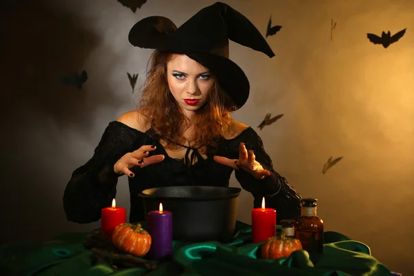 Koyu arka plan üzerinde Halloween cadı — Stok fotoğraf