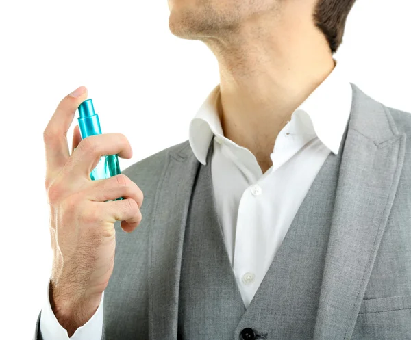 Bonito jovem usando perfume isolado no branco — Fotografia de Stock