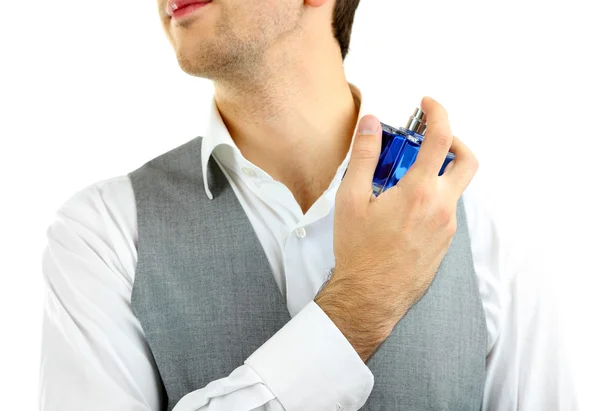 Beau jeune homme utilisant un parfum isolé sur blanc — Photo