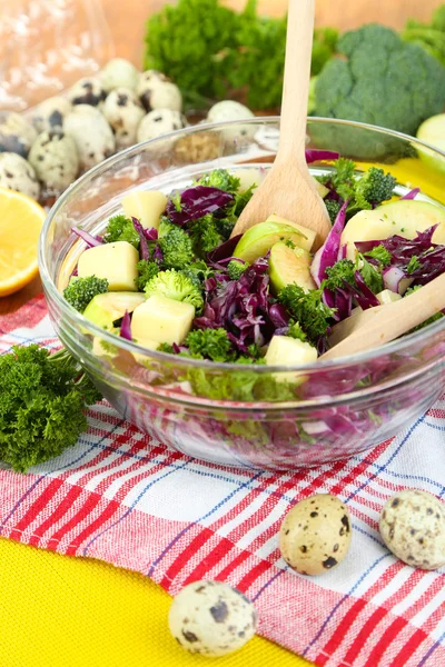 新鲜的蔬菜沙拉，在碗上餐巾布上木桌特写 — 图库照片