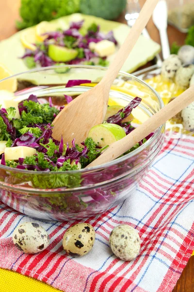 新鲜的蔬菜沙拉碗和板上餐巾布上木桌特写 — 图库照片