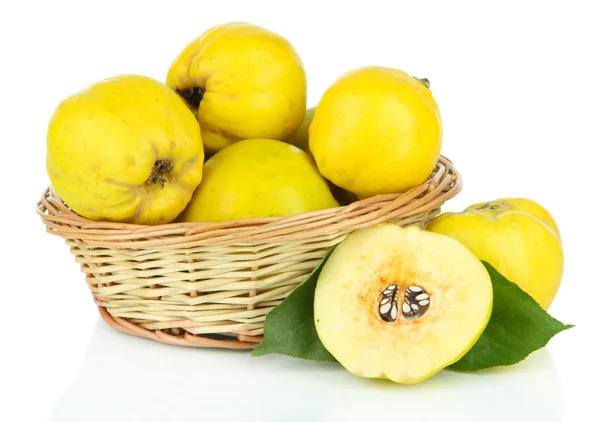 Quinces sucrés dans un panier en osier isolé sur blanc — Photo