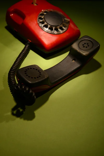 Κόκκινο ρετρό τηλέφωνο σε σκούρο χρώμα του φόντο — Φωτογραφία Αρχείου