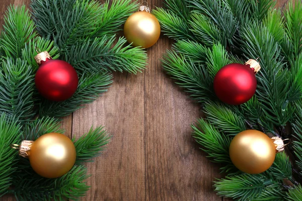 Abeto de Navidad y decoraciones sobre fondo de madera — Foto de Stock