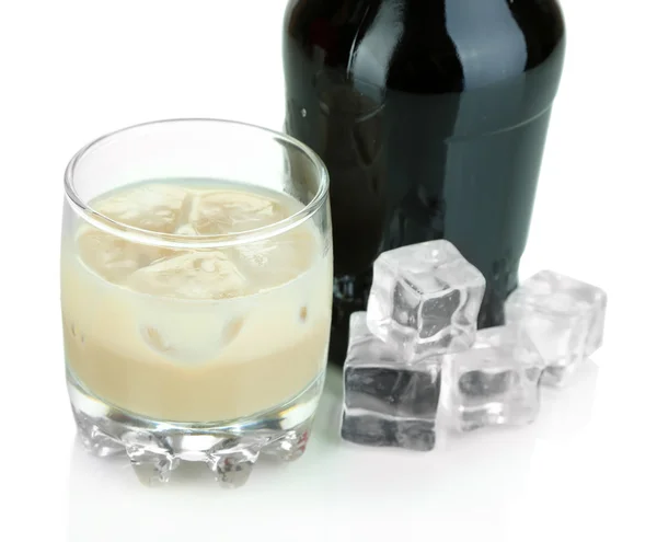 Бейліс лікер в пляшці і склянці ізольований на білому — стокове фото