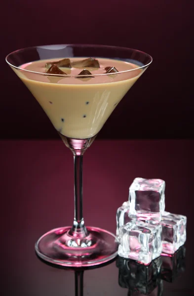 Baileys likör i glas på rosa bakgrund — Stockfoto