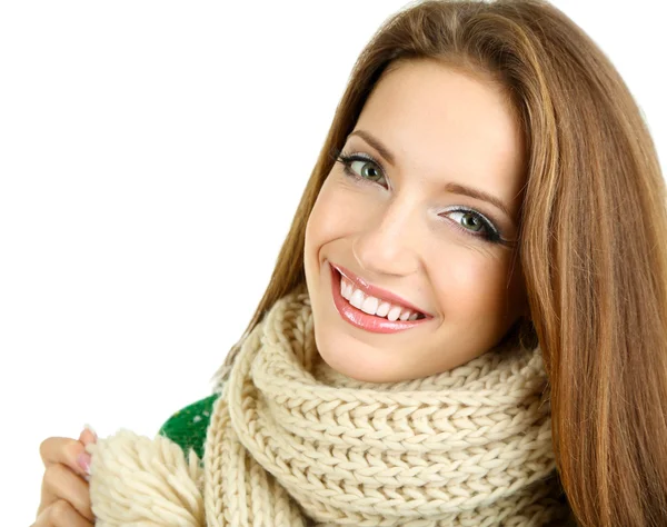 아름 다운 웃는 소녀 흰색 절연 따뜻한 니트 스카프 — 스톡 사진