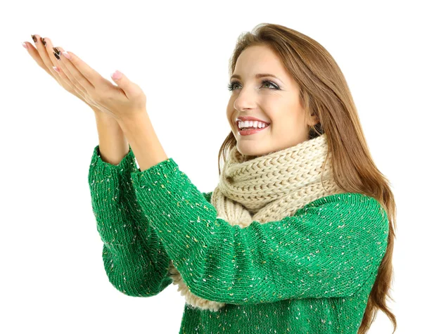 Vacker leende flicka i varm stickad halsduk isolerad på vit — Stockfoto