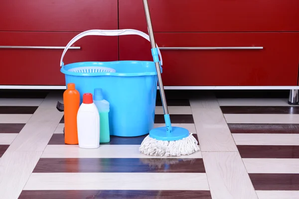 Huis schoonmaken met mop — Stockfoto