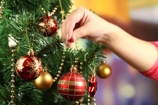 Weihnachtsbaum auf hellem Hintergrund schmücken — Stockfoto