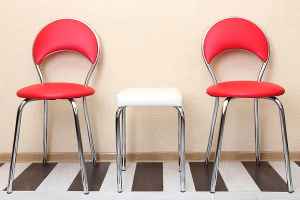 近代的な革の椅子の木製の床と美しいインテリア — ストック写真