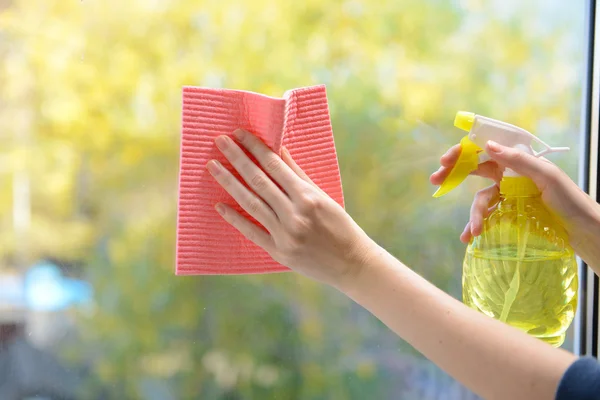 Handen met spray reinigen van het raam — Stockfoto