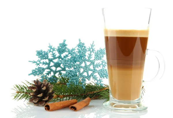 Kubek gorącej kawy z ozdób świątecznych na białym tle — Zdjęcie stockowe