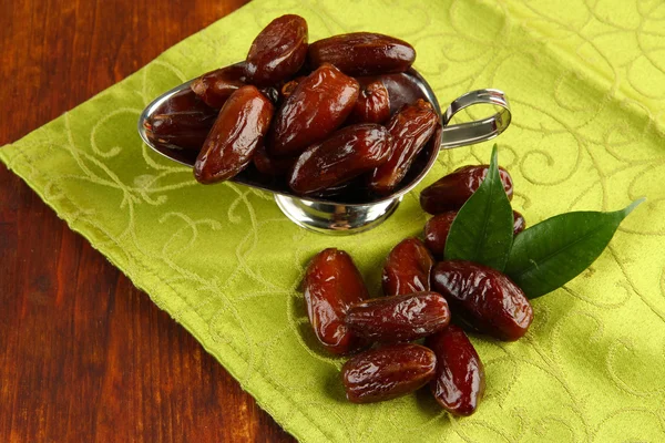 Dates séchées dans un plat en métal sur fond de tissu — Photo