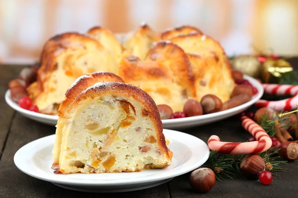 Bolo de Natal caseiro saboroso, na mesa de madeira cinza — Fotografia de Stock