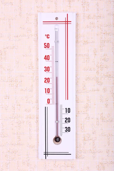 Thermometer op muur achtergrond — Stockfoto