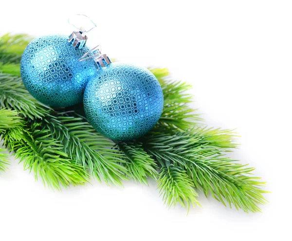 Kerstballen op fir boom, geïsoleerd op wit — Stockfoto