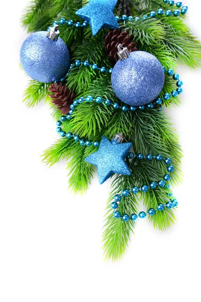Рождественские шары и декоративные звезды на елке, изолированные на белом — стоковое фото